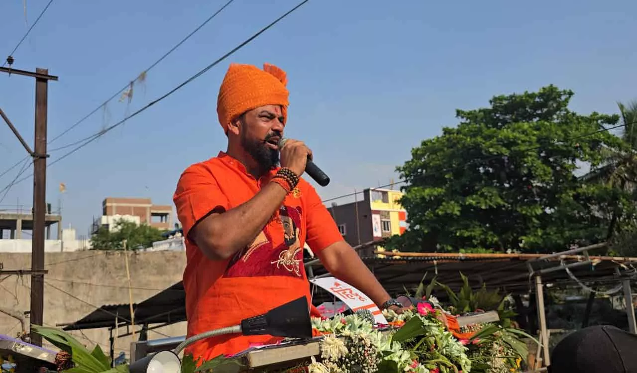 टी. राजा सिंह शोभायात्रा के दौरान विवादित बयान देते हुए