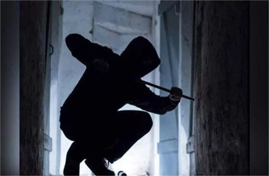 घर में चोरी, 10 लाख नकदी और सोने-चांदी के गहने पार