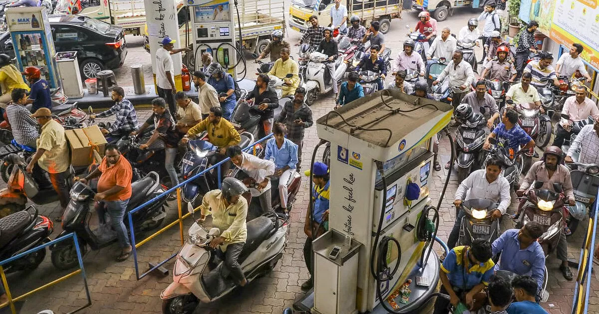 हैदराबाद में पेट्रोल पंप पर लंबी कतार में खड़े वाहन