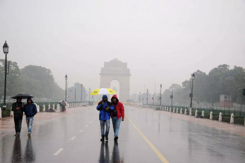 दिल्ली में बादल और तेज हवाओं के बीच मौसम का दृश्य