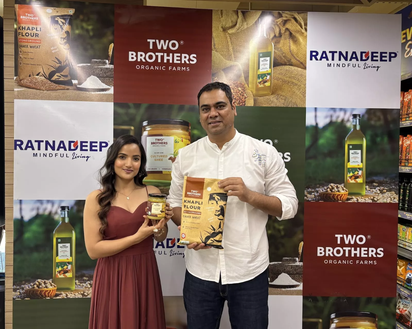 Two Brothers Organic Farms ने हैदराबाद में अपने उत्पाद लॉन्च किए। सिरी हनुमंथु की डिलीवरी में रत्नदीप स्टोर्स पर हुआ विशेष कार्यक्रम।