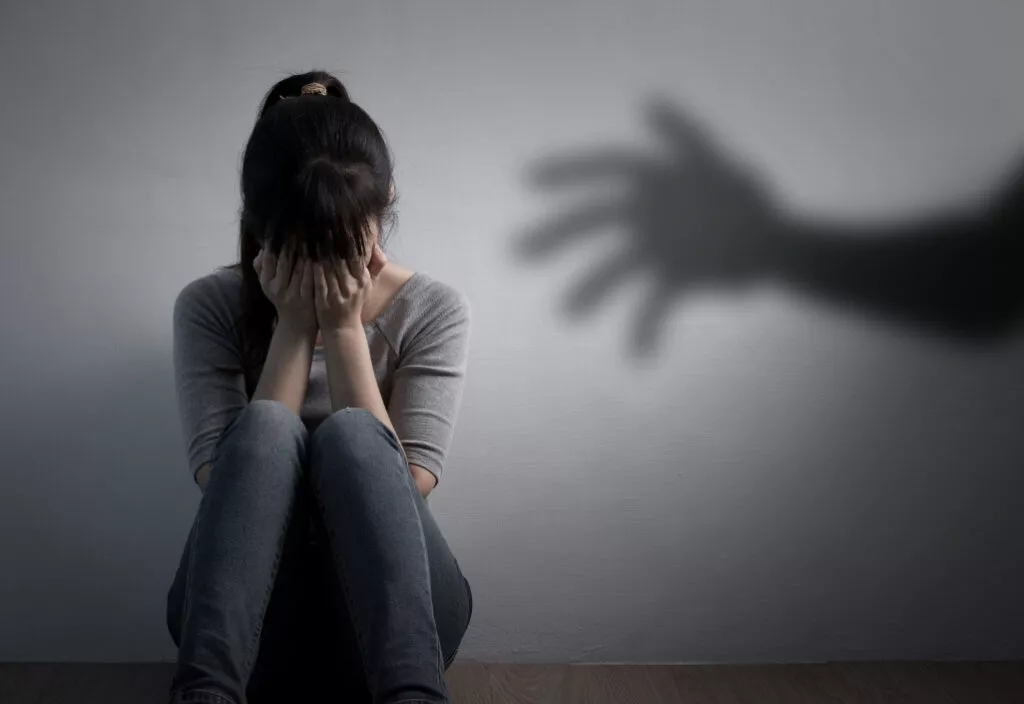 अदालत में न्याय का प्रतीक और गेवेल का दृश्य