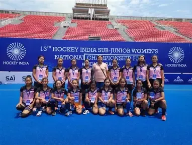 महिला हॉकी मैच खेलती खिलाड़ियों का दृश्य