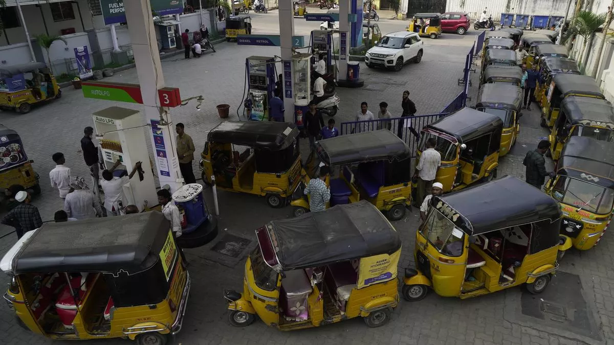 सीएनजी गैस न मिलने पर ऑटो चालकों का विरोध प्रदर्शन