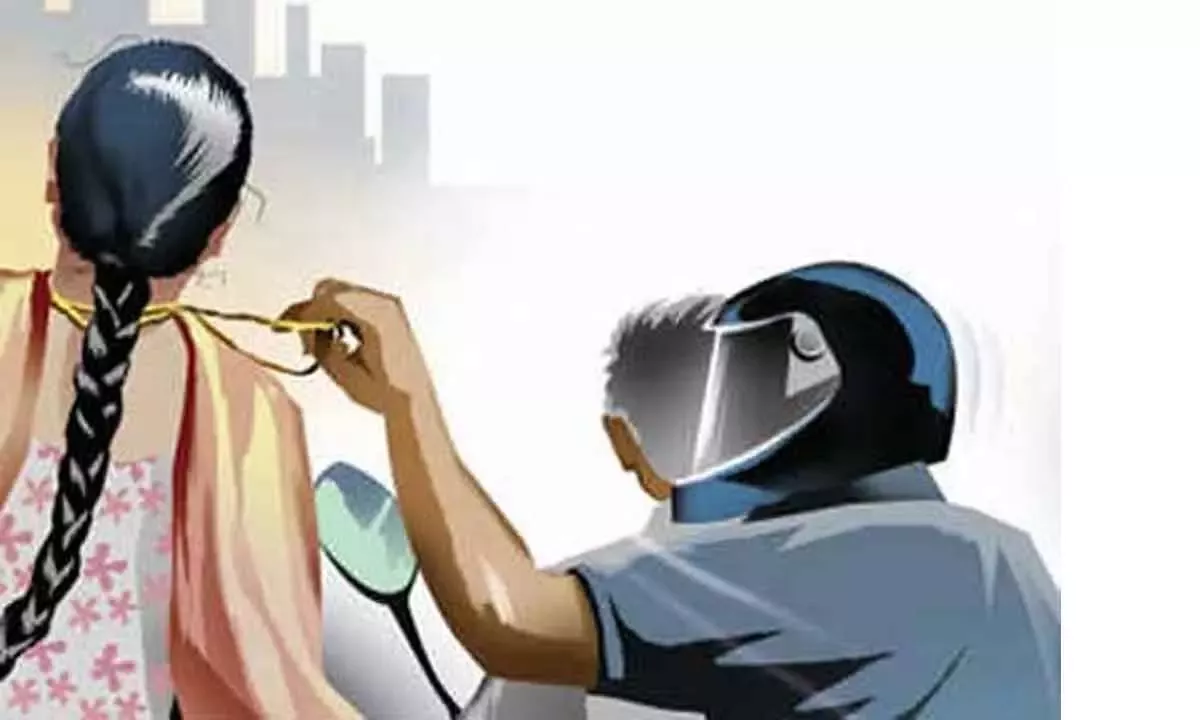 हमले के बाद पुलिसकर्मियों से चेन लूटकर फरार आरोपी