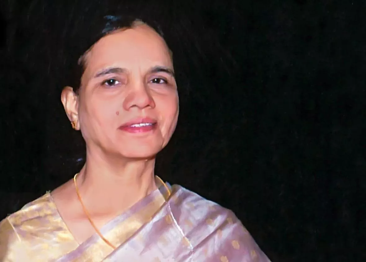 हिमानी शिवपुरी ‘अकेली’ नाटक मंचित करते हुए