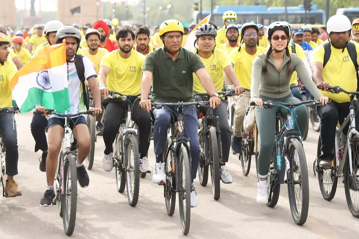 फिट इंडिया के लिए साइकिल चलाते कांती दत्त