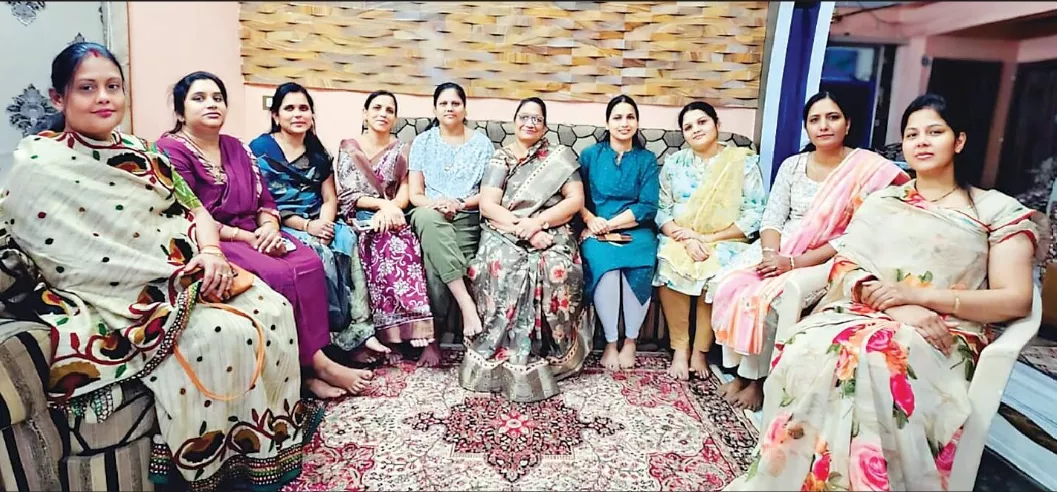 गणगौर महोत्सव की तैयारी करतीं मंडल की सदस्याएँ