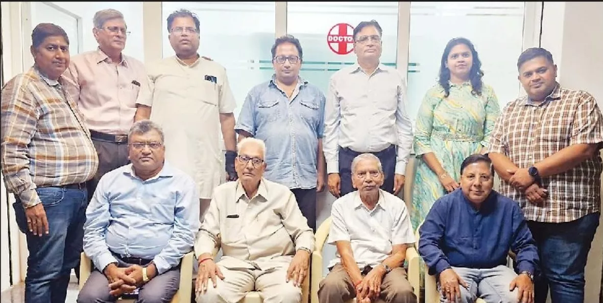 होलिका दहन की तैयारी बैठक में मौजूद पदाधिकारी