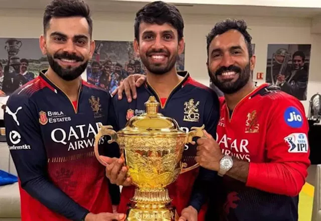 आरसीबी की टीम 15 मार्च को एम. चिन्नास्वामी स्टेडियम में जुटेगी