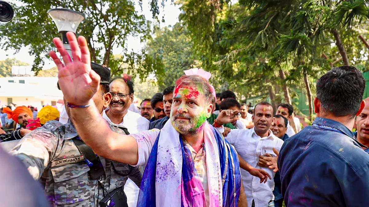 राहुल गांधी ने 24 अकबर रोड पर होली का पर्व मनाया
