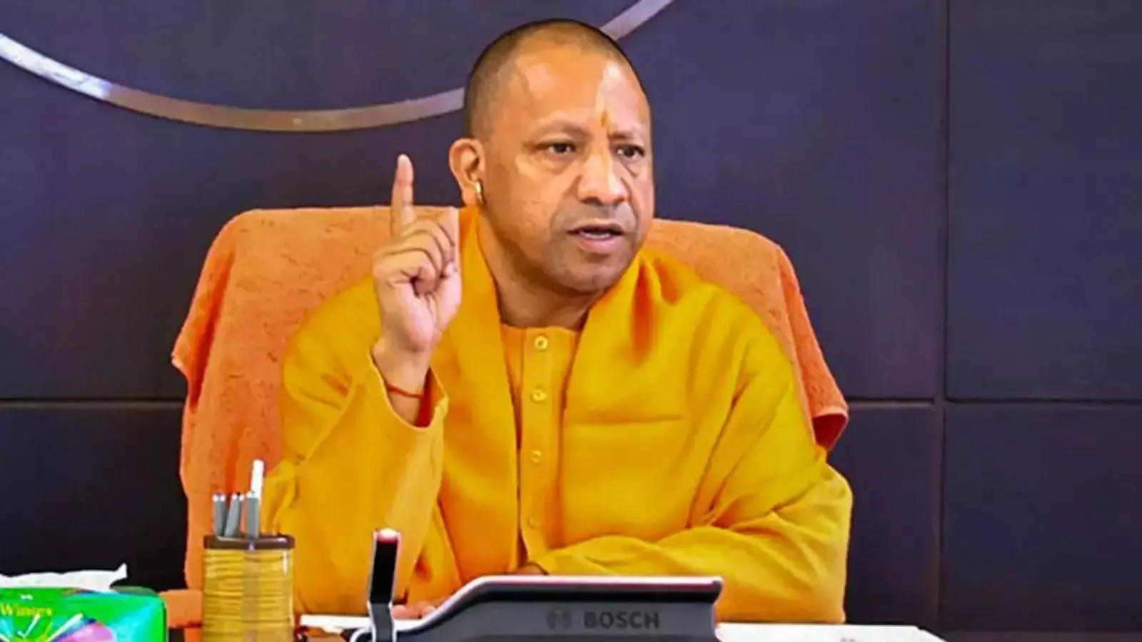 गोरखपुर में योगी आदित्यनाथ ने जनता दर्शन कर समस्याएं सुनीं