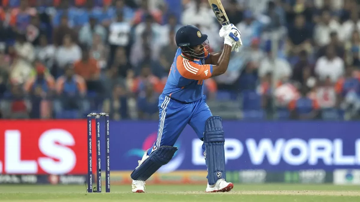 इंग्लैंड के खिलाफ शॉट खेलते संजू सैमसन