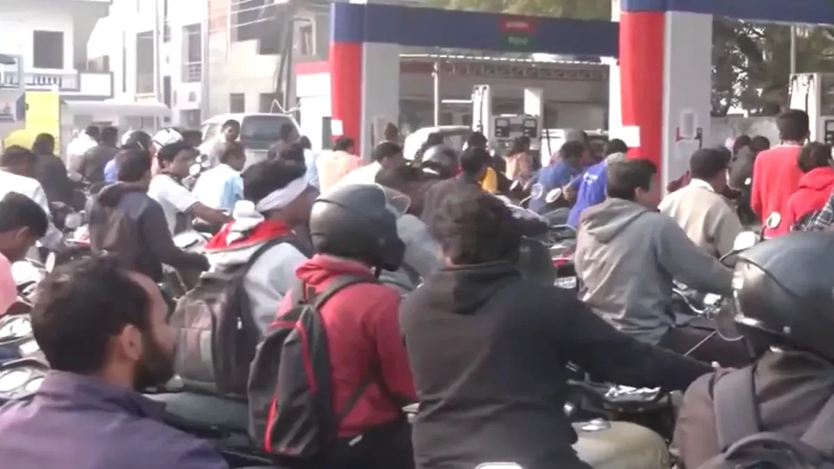 लखीमपुर खीरी के पेट्रोल पंप पर लगी लंबी कतार