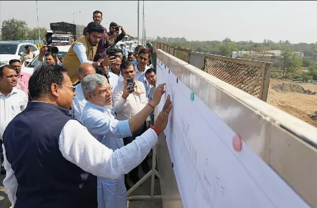 अश्विनी वैष्णव ने वटवा मेगा कोचिंग टर्मिनल परियोजना का निरीक्षण किया