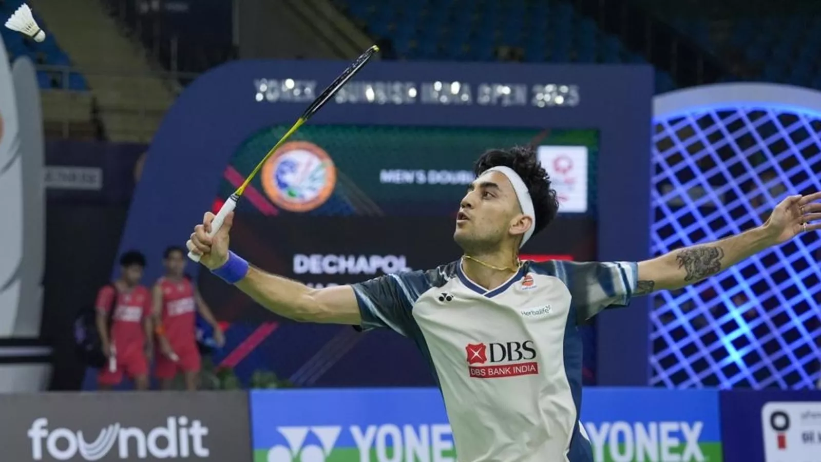 बैडमिंटन मैच में शॉट खेलते भारतीय खिलाड़ी लक्ष्य सेन