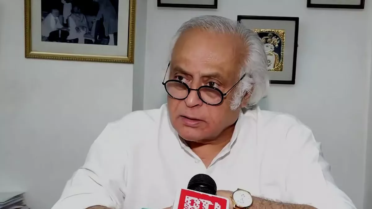 कांग्रेस नेता जयराम रमेश मीडिया से बात करते हुए