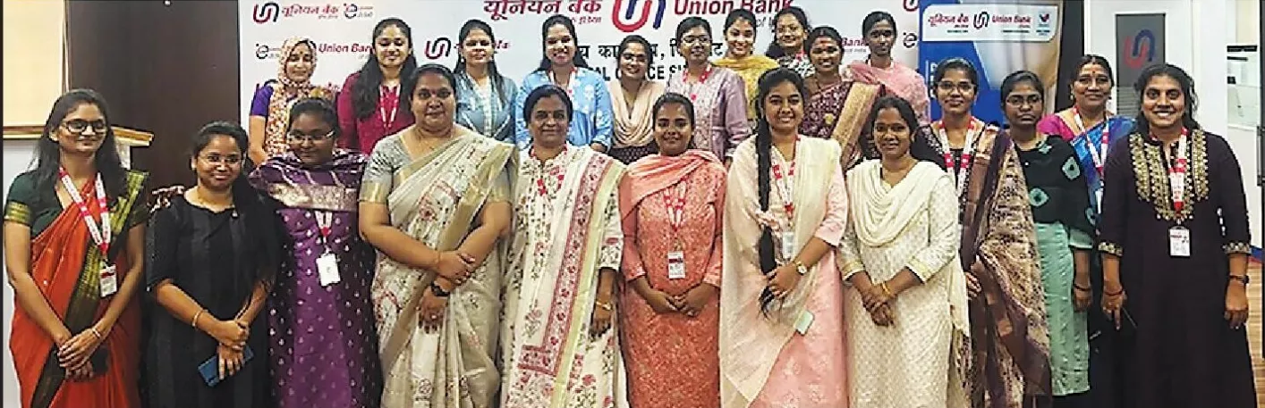 दिल्ली मेट्रो में बैठे अविनाश की वायरल तस्वीर का दृश्य