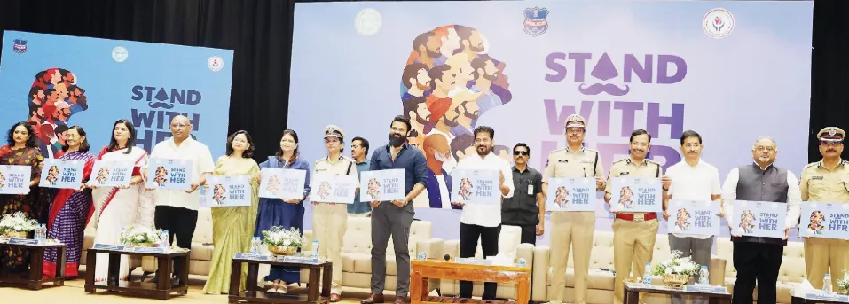 एनसीसी कैडेटों को सम्मानित करते तेलंगाना के राज्यपाल