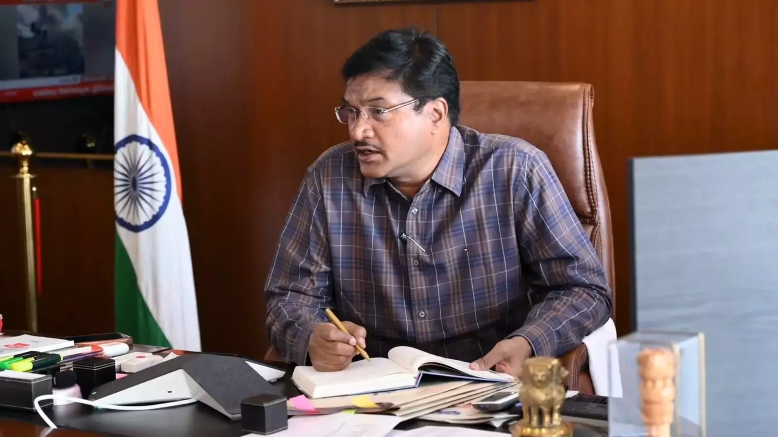 फोन-इन में झील प्रदूषण पर शिकायत सुनते अधिकारी