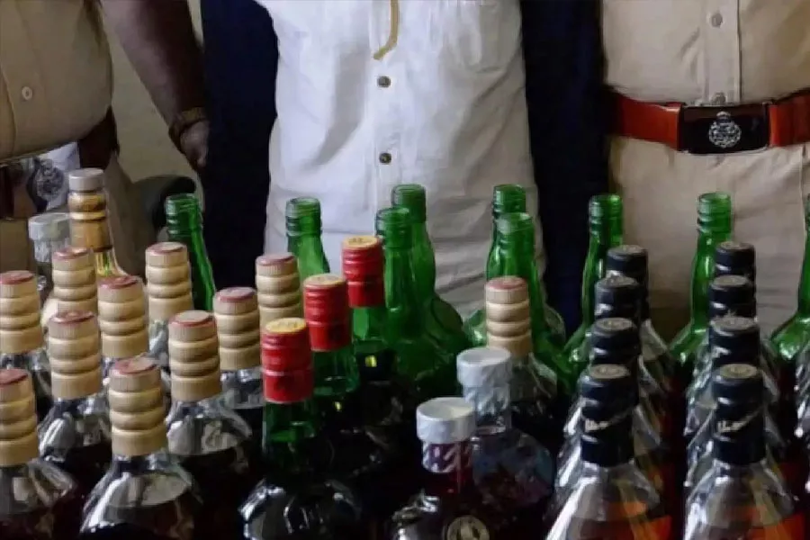गुजरात में शराब तस्करी पर 42 करोड़ रुपये की शराब जब्ती, 1,018 आरोपी गिरफ्तार।