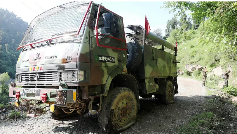अरुणाचल प्रदेश में खाई में गिरा भारतीय सेना का वाहन