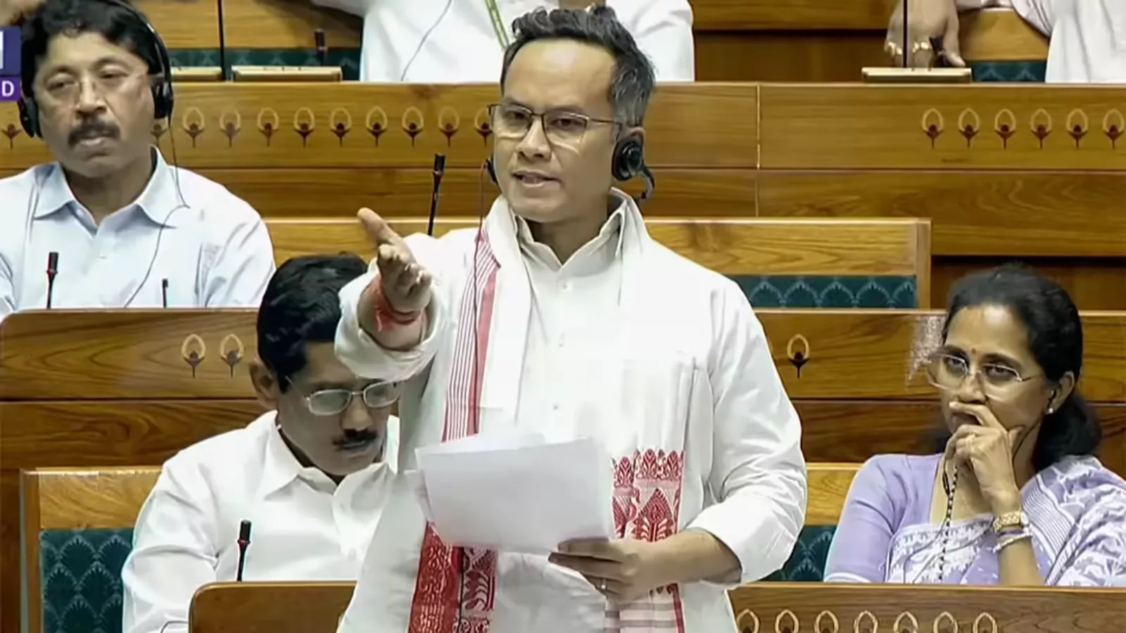 बयान देते गौरव गोगोई