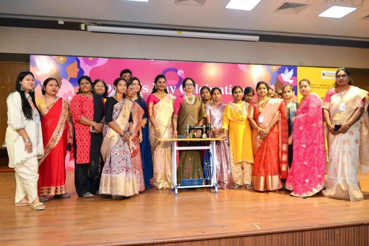 महिला सशक्तिकरण कार्यक्रम में भाग लेती महिलाएं