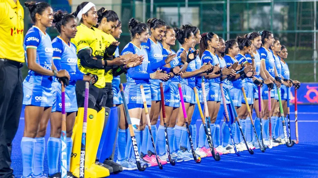 मैदान पर जीत का जश्न मनाती भारतीय महिला हॉकी टीम और नवनीत कौर