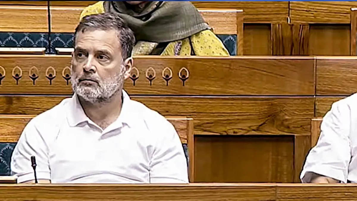 संसद भवन के बाहर मीडिया से बात करते राहुल गांधी और मल्लिकार्जुन खरगे