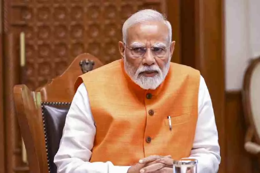 प्रधानमंत्री नरेन्द्र मोदी बैठक में चर्चा करते हुए