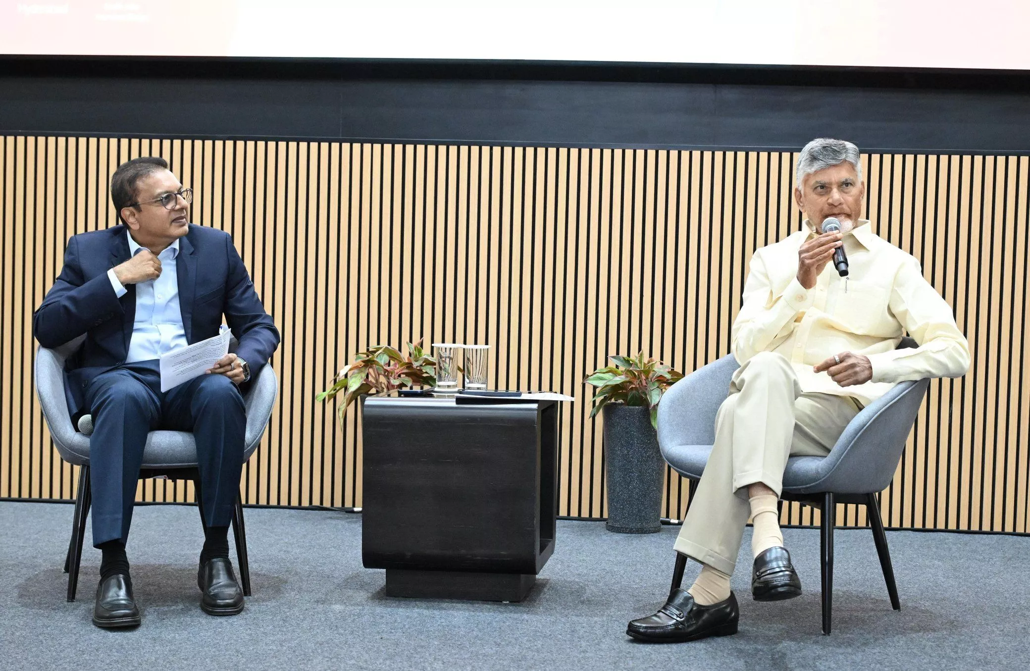 आईएसबी समारोह में सम्मानित होते चंद्रबाबू नायुडू