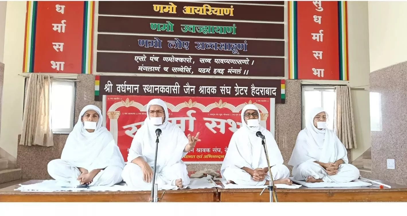 महासती निर्मला जी म.सा धर्मसभा में प्रवचन देते हुए