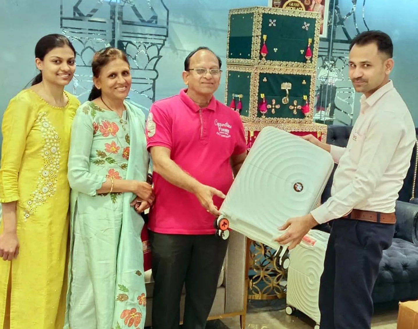 शिवराज लक्ष्मीचंद ज्वेलर्स में प्रदर्शित नेकलेस और बैंगल्स