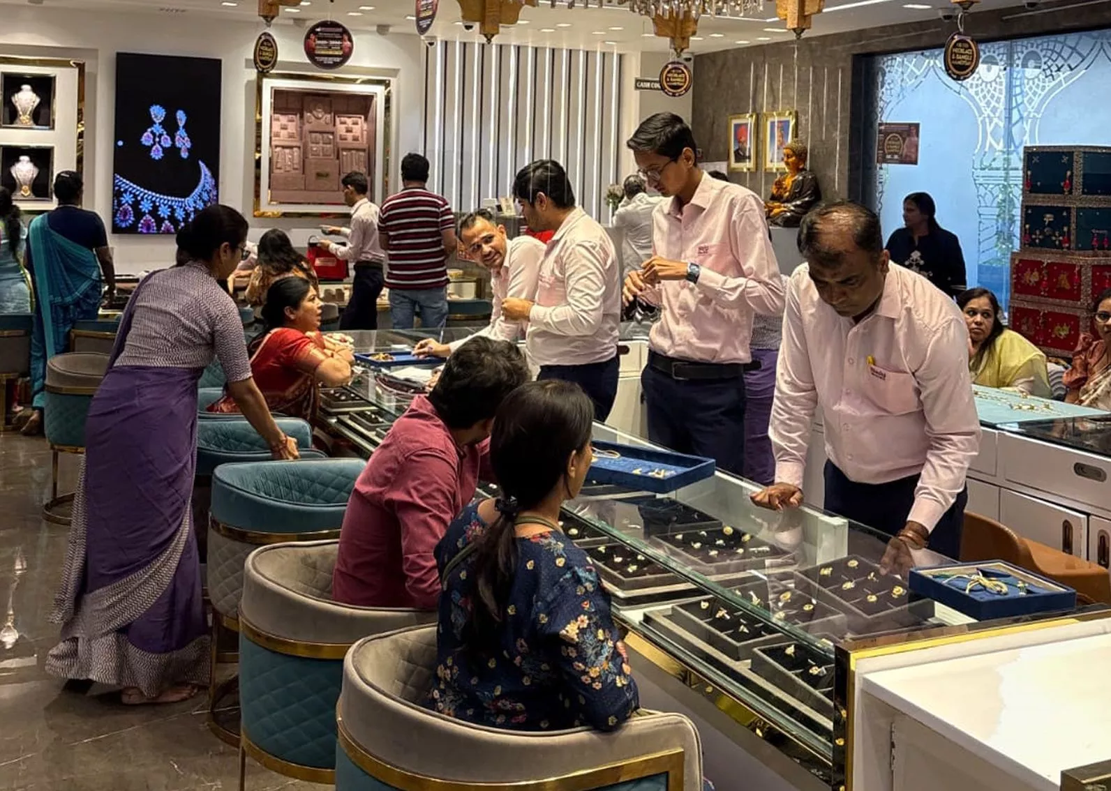 नेकलेस व बैंगल्स महोत्सव में आकर्षक ज्वेलरी कलेक्शन