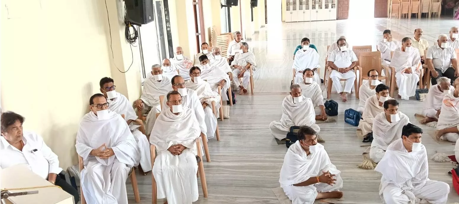 महासती निर्मलाजी म.सा. जैन प्रवचन सभा को संबोधित करती हुई