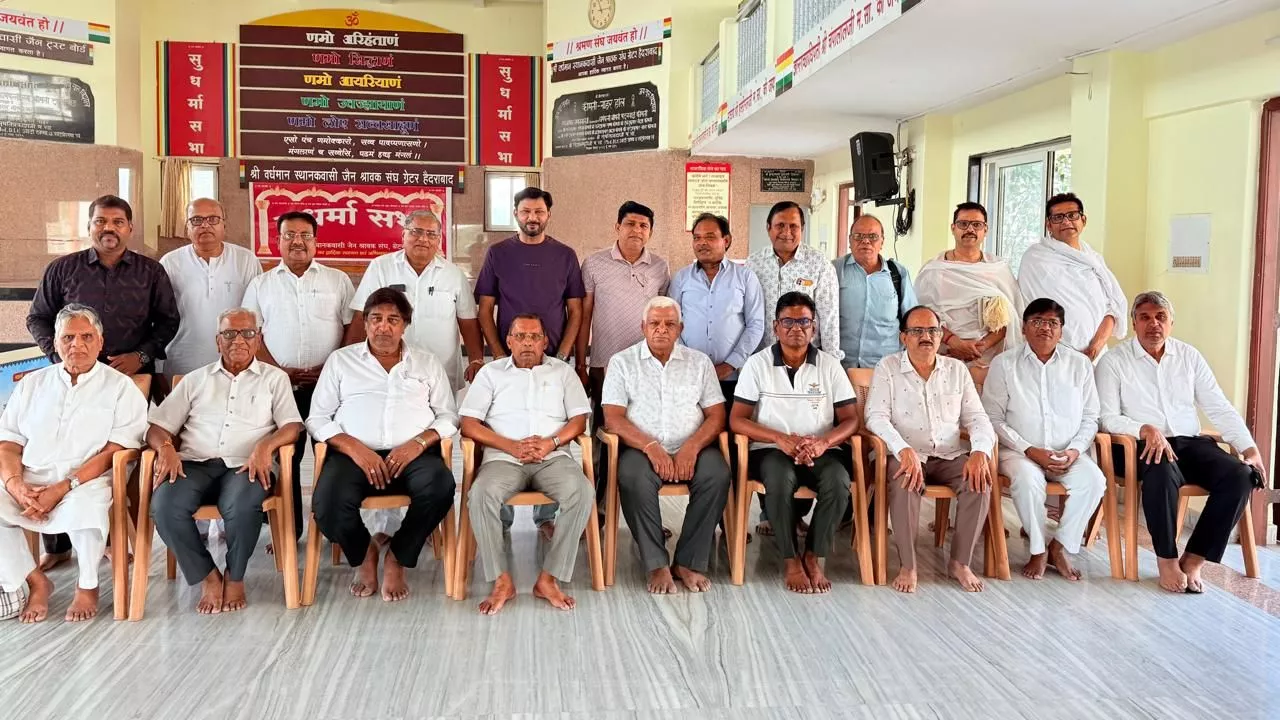 महासती निर्मलाजी म.सा. जैन प्रवचन सभा को संबोधित करती हुई