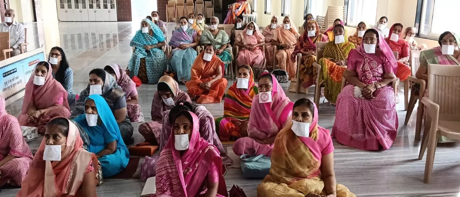 महासती निर्मलाजी म.सा. जैन प्रवचन सभा को संबोधित करती हुई