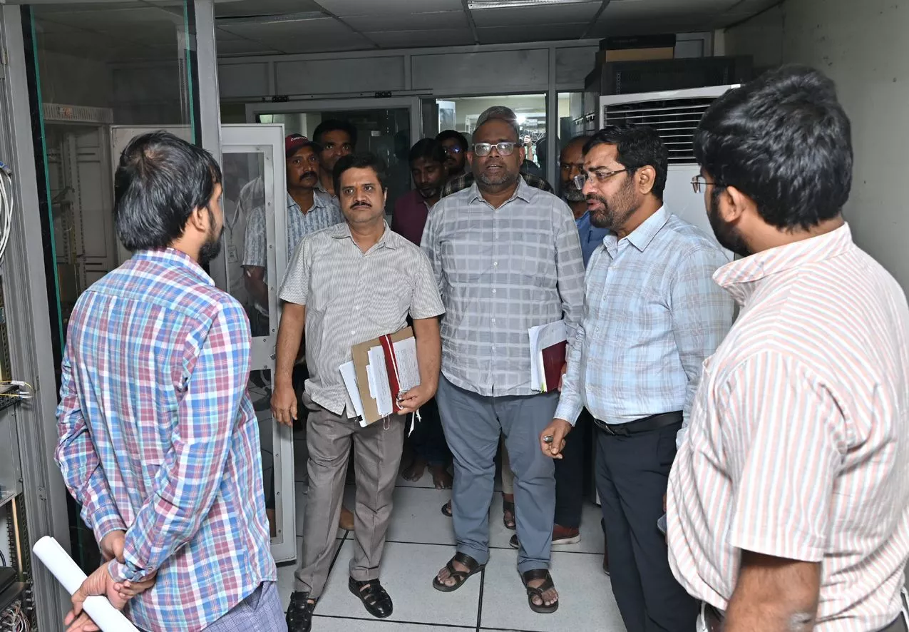 जल बोर्ड मुख्यालय में अधिकारियों के साथ बैठक करते एमडी