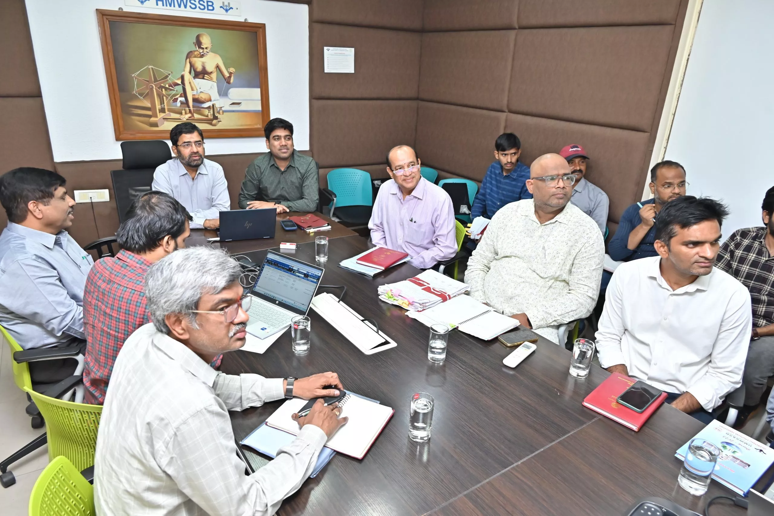 जलबोर्ड में ई-ऑफिस सिस्टम का शुभारंभ करते अधिकारी