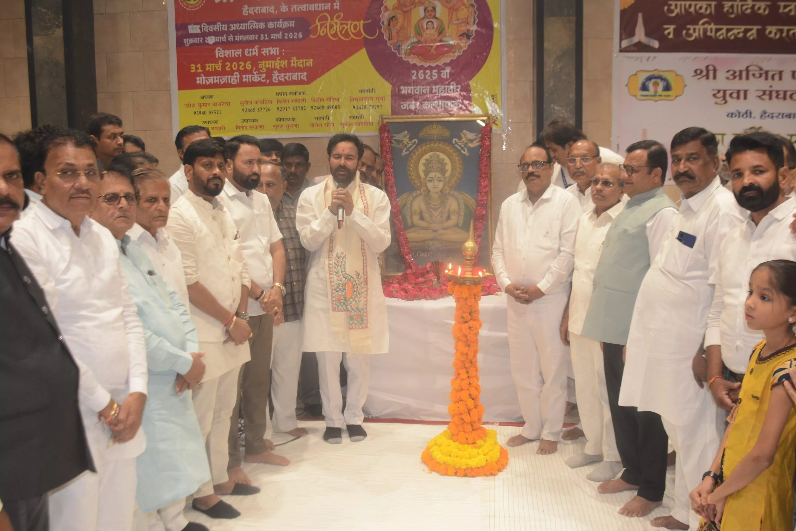 महावीर जयंती कार्यक्रम में दीप प्रज्ज्वलन करते अतिथि