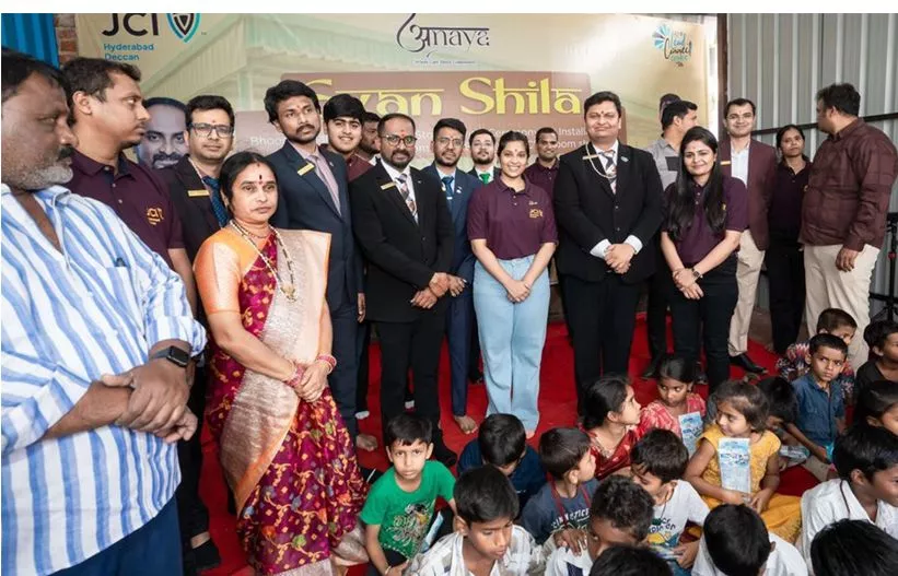 सरकारी विद्यालय में नई कक्षाओं के शिलान्यास का दृश्य