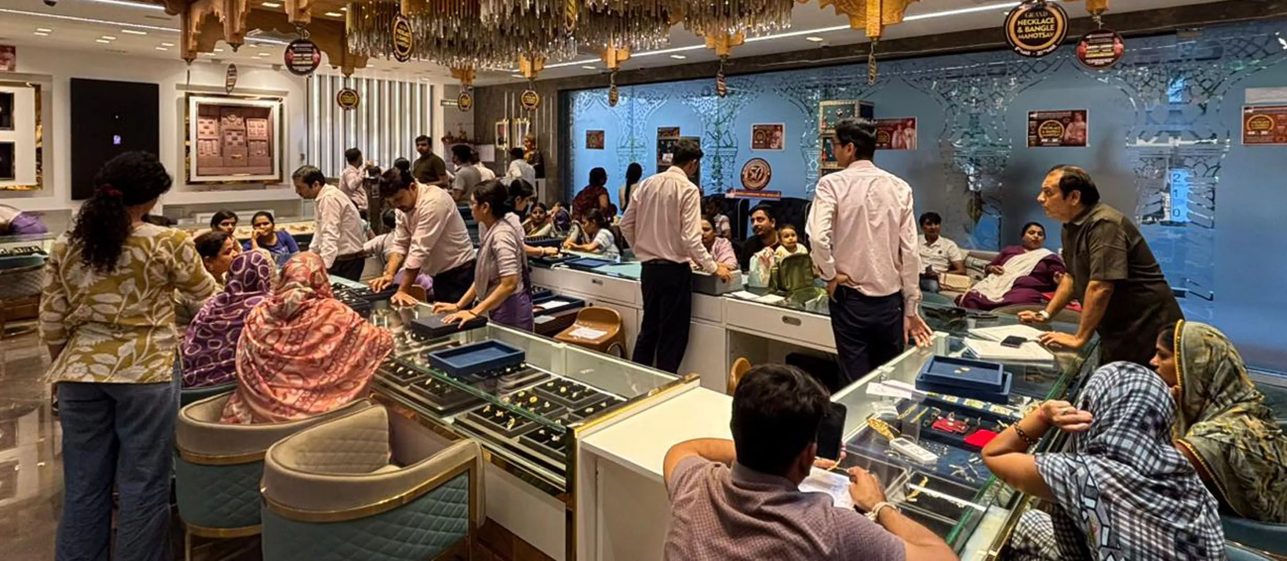 ग्राहक महोत्सव में ज्वेलरी संग्रह का आनंद लेते हुए