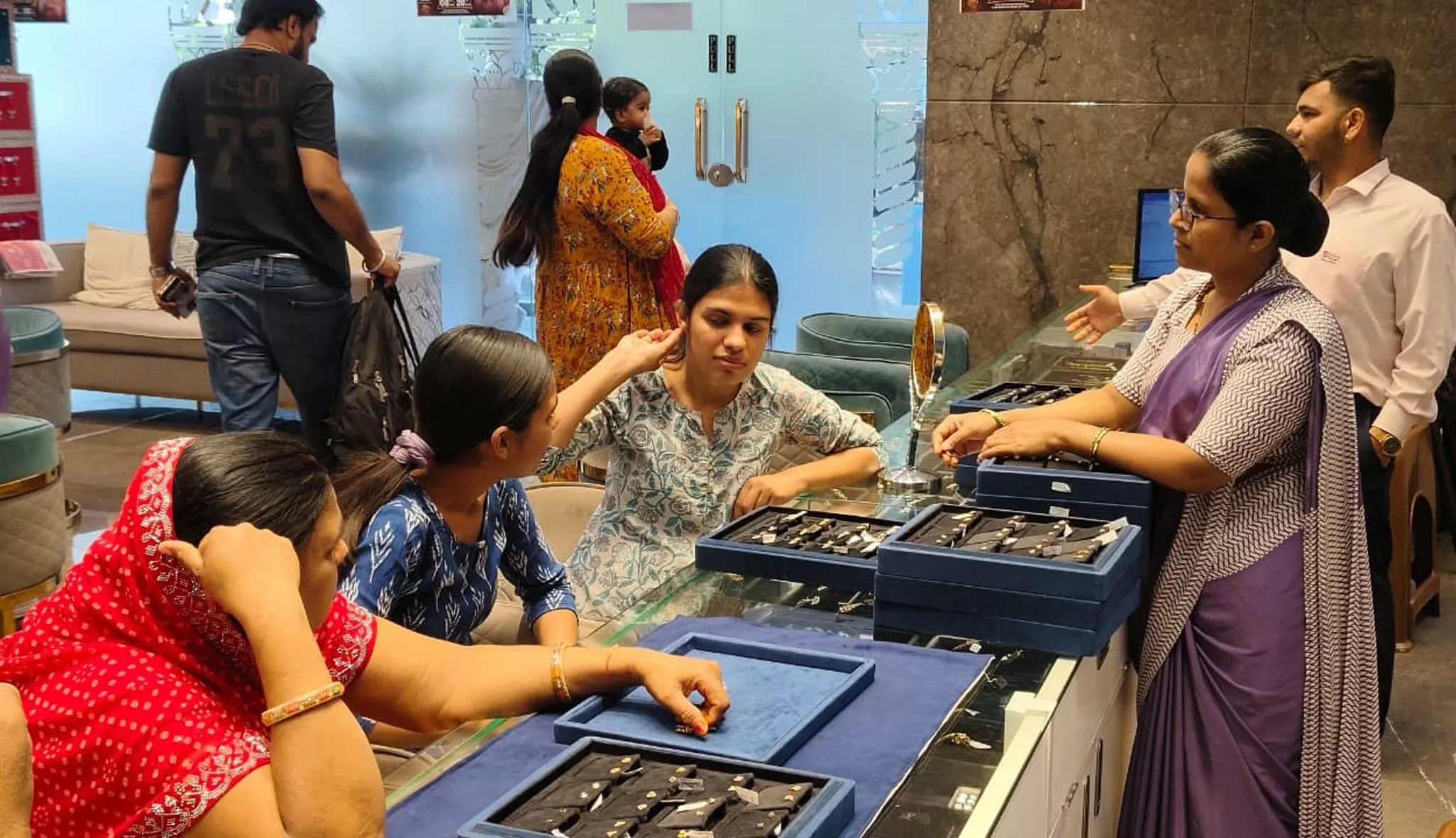 शिवराज ज्वेलर्स महोत्सव में आकर्षक नेकलेस और बैंगल्स का प्रदर्शन