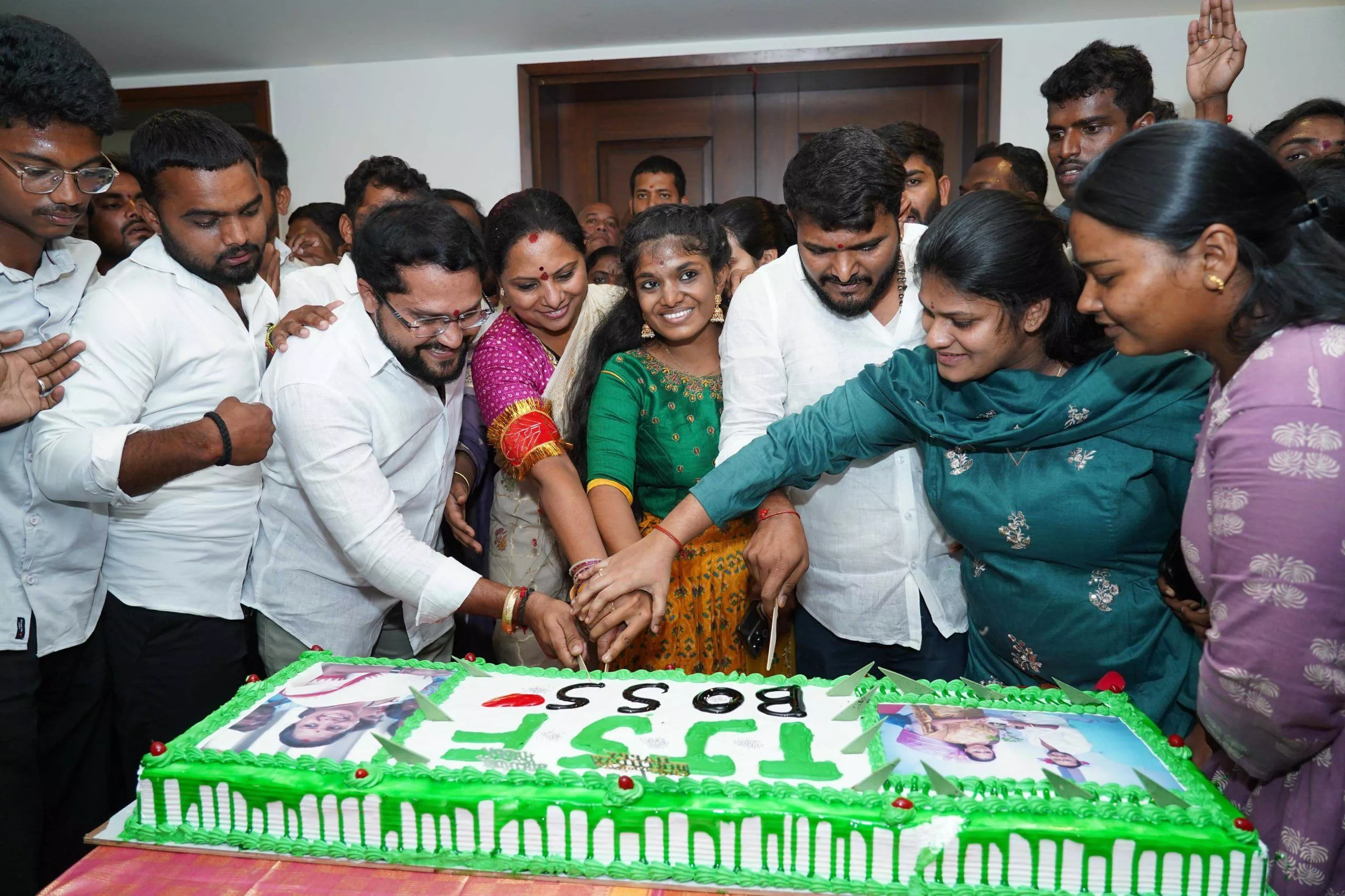 जागृति कार्यकर्ताओं ने के कविता का जन्मदिन मनाया