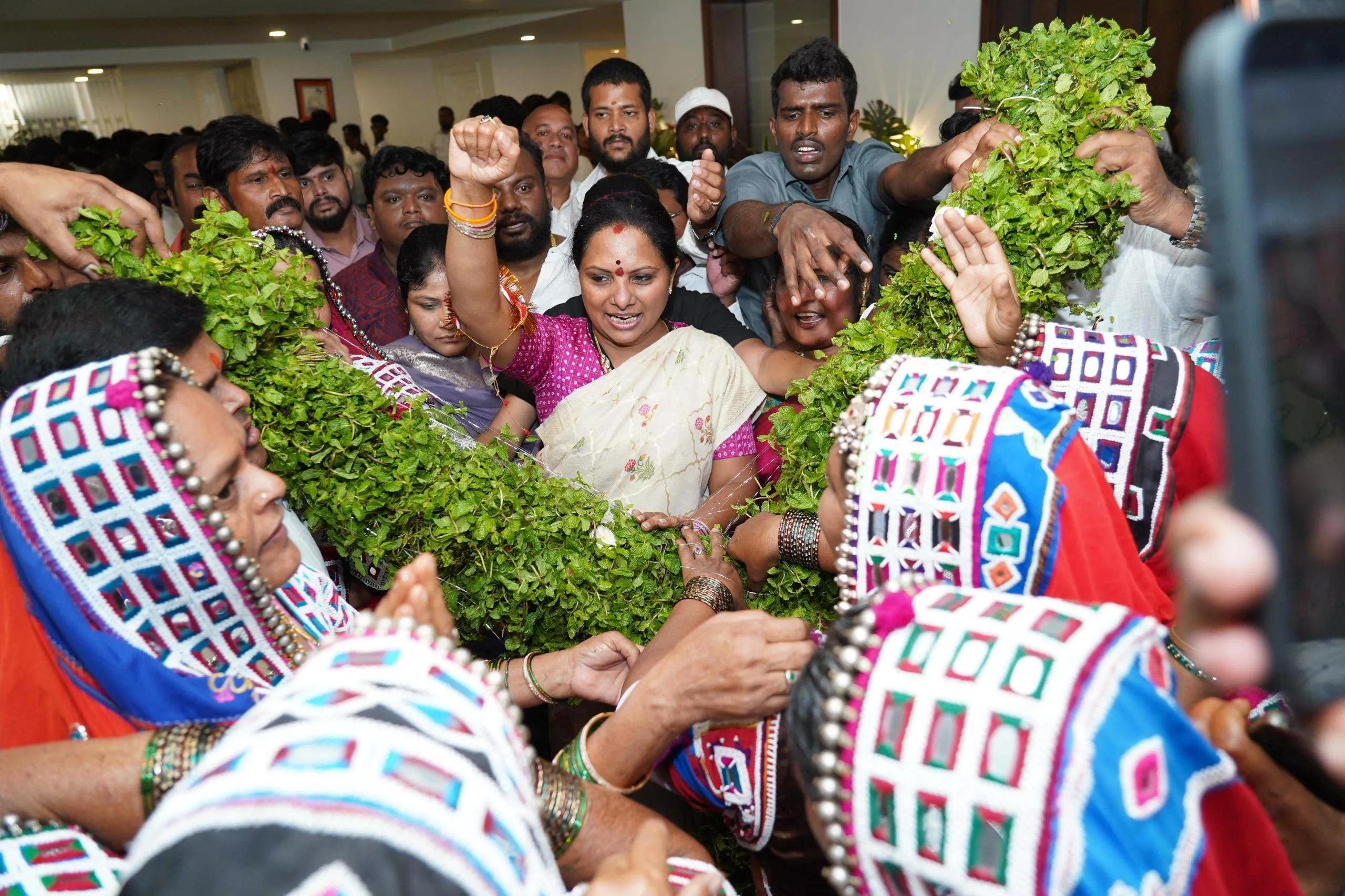 जागृति कार्यकर्ताओं ने के कविता का जन्मदिन मनाया