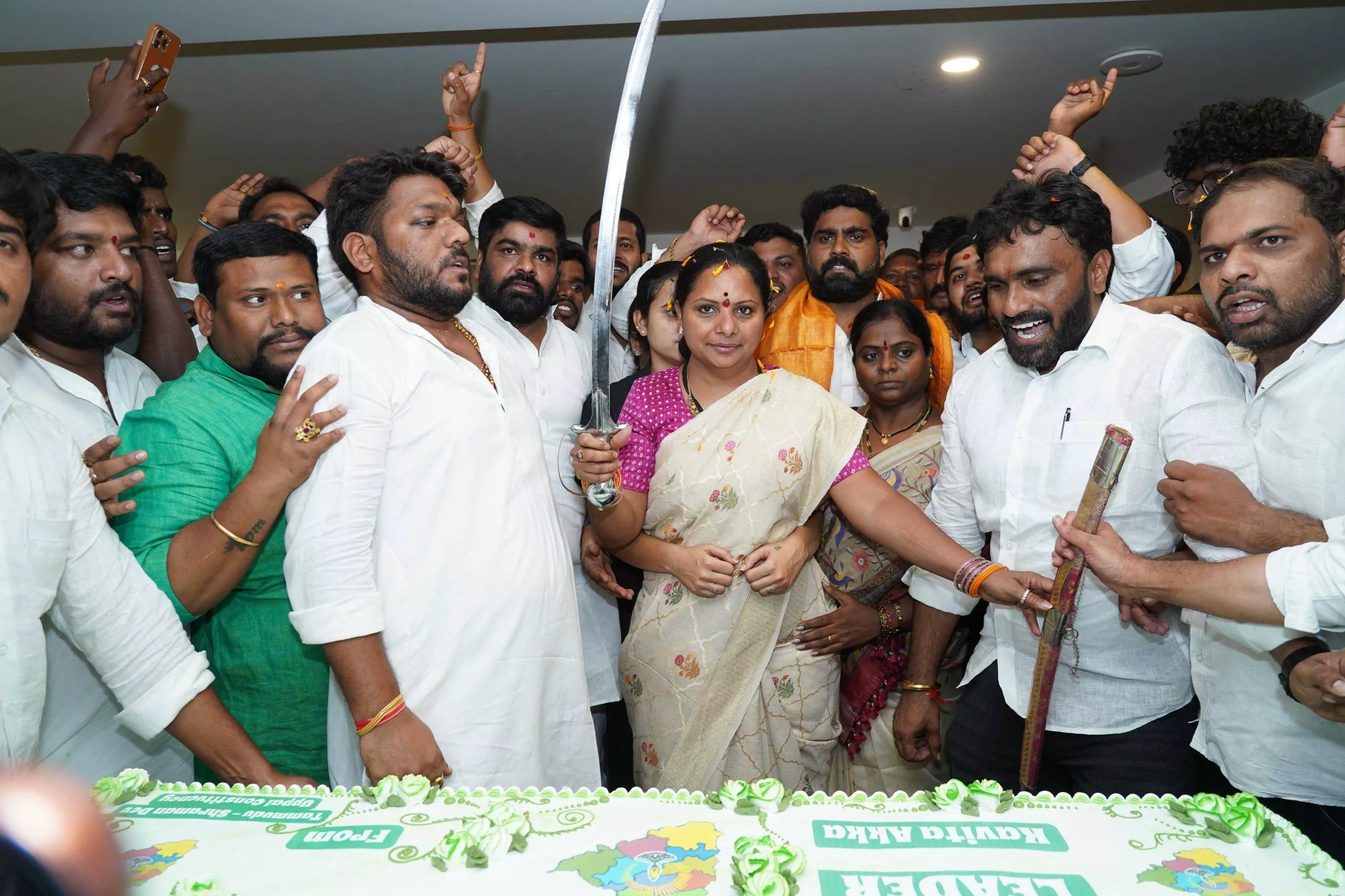 जन्मदिन समारोह में के कविता का स्वागत