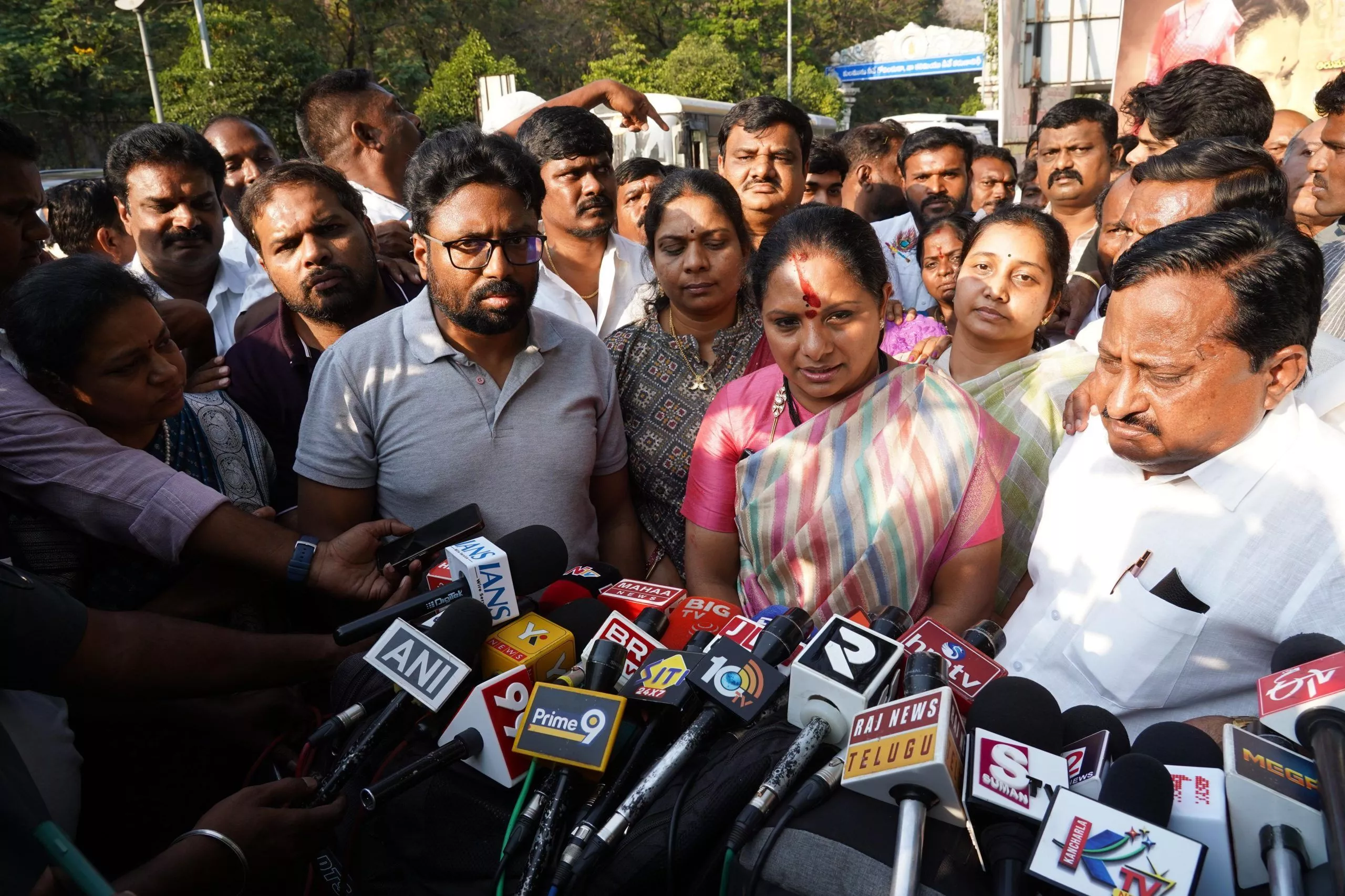 तिरुपति में भगवान वेंकटेश्वर के दर्शन करतीं कविता