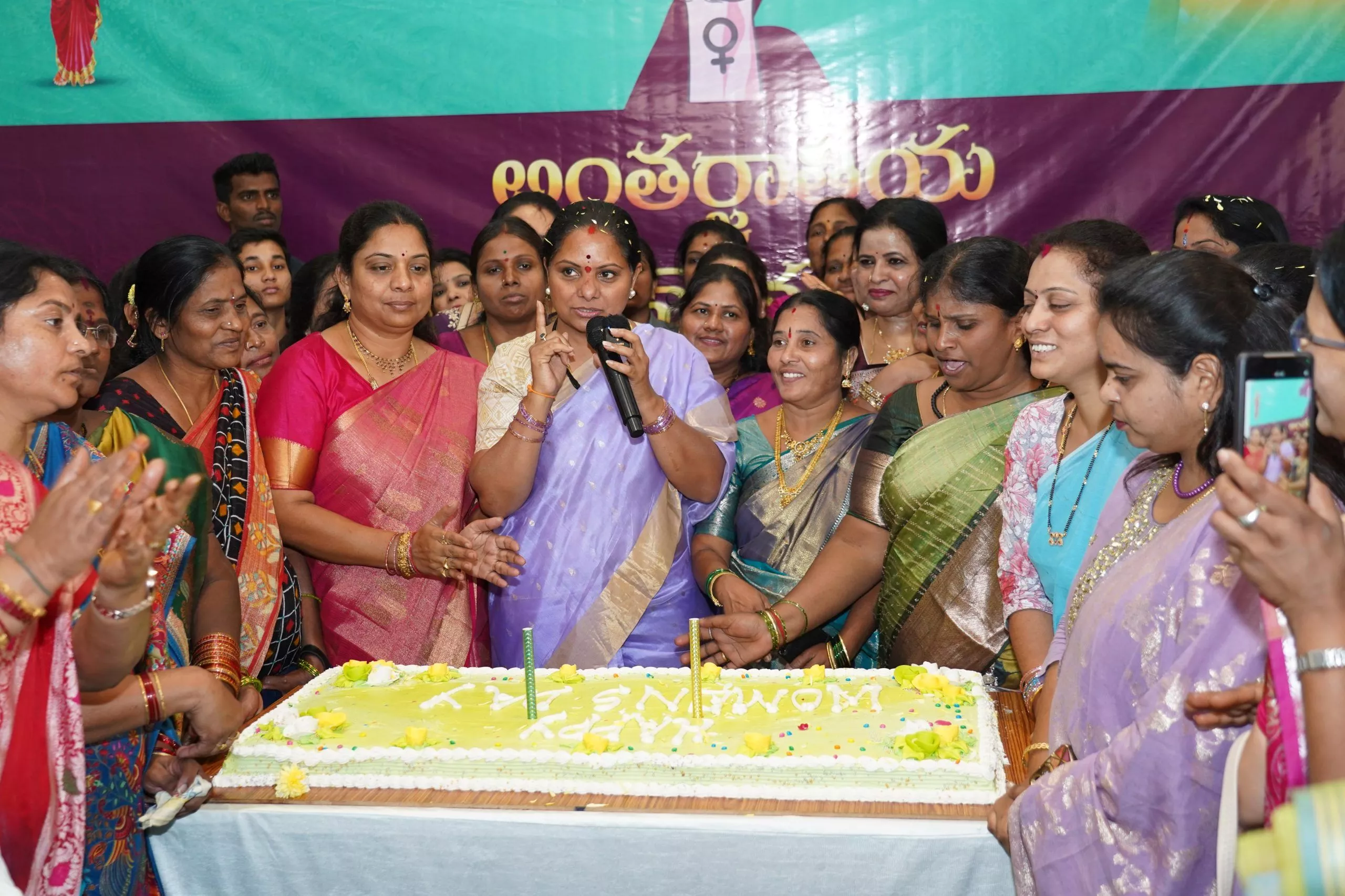 महिला दिवस पर कविता का बयान देते हुए दृश्य