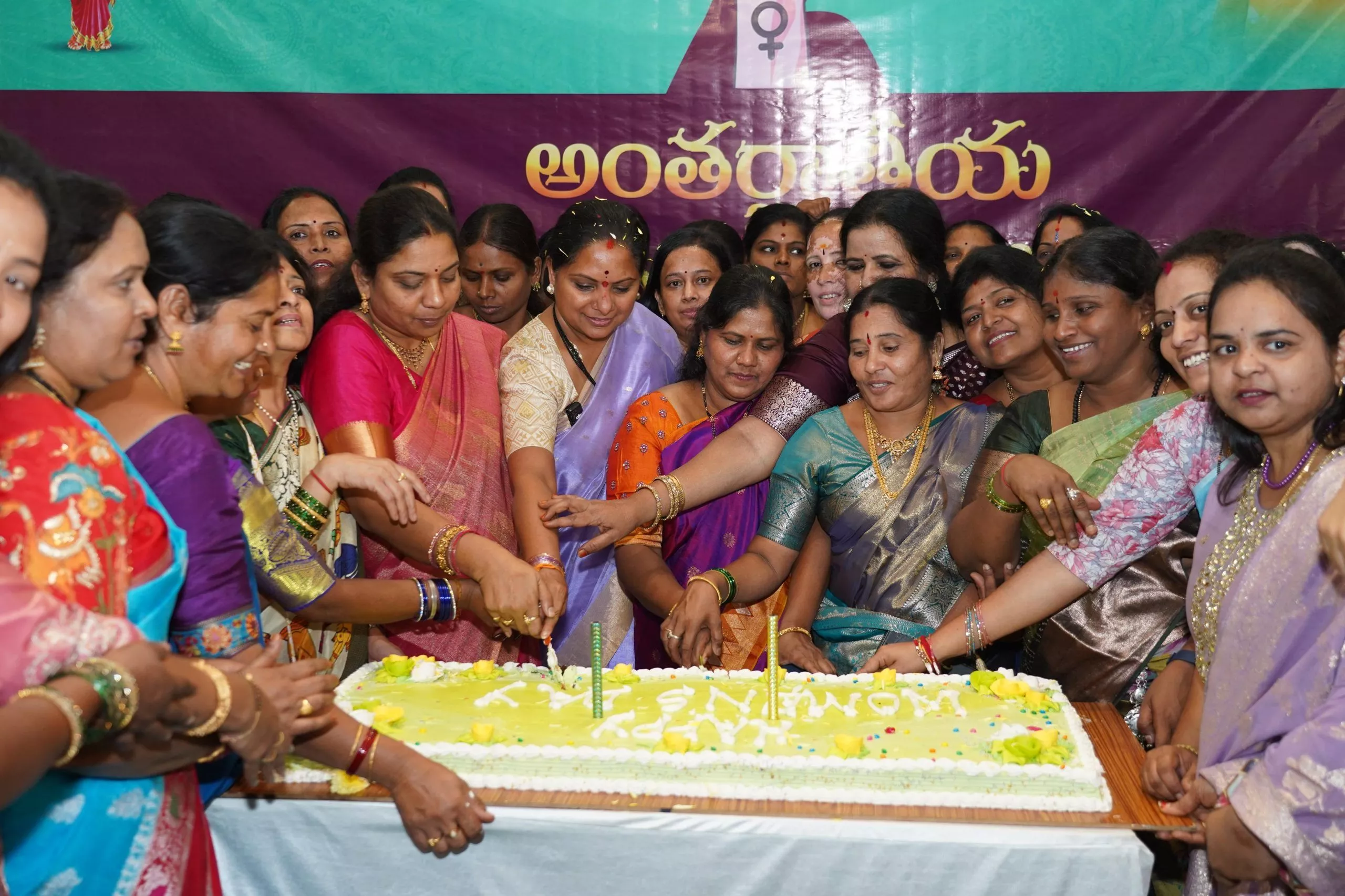 महिला दिवस पर सरकार के नारे पर कविता की आपत्ति